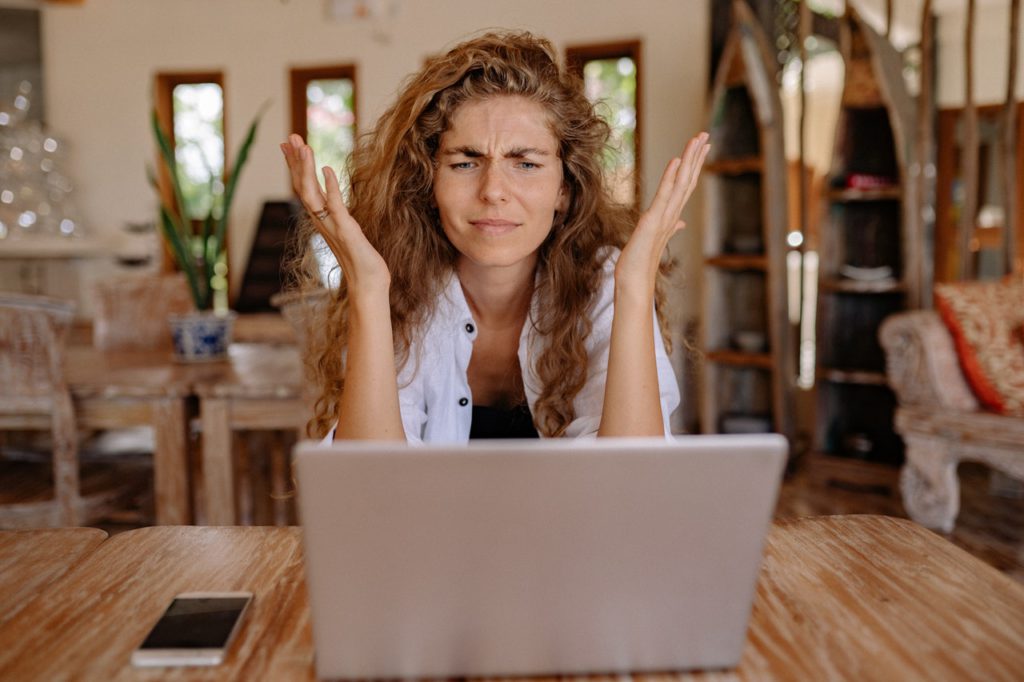 mulher questiona o que é negativação indevida